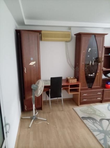 Apartament cu 3 camere decomandat, mobilat în Est