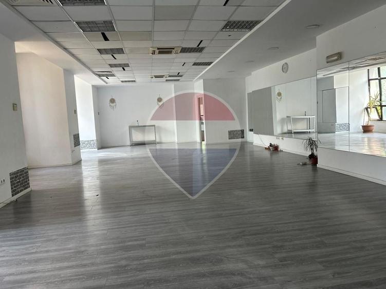 Spațiu comercial, de 362 mp, în Periferie