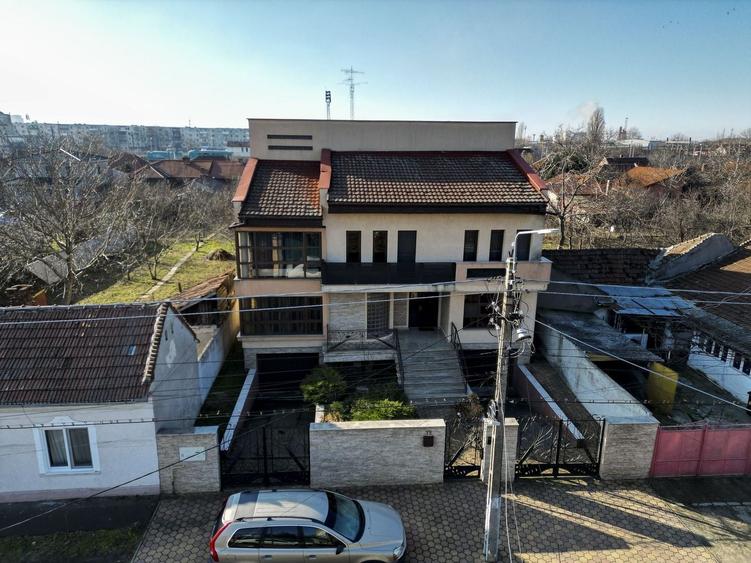 Casă individuală cu 8 camere cu Canalizare în Grădiște
