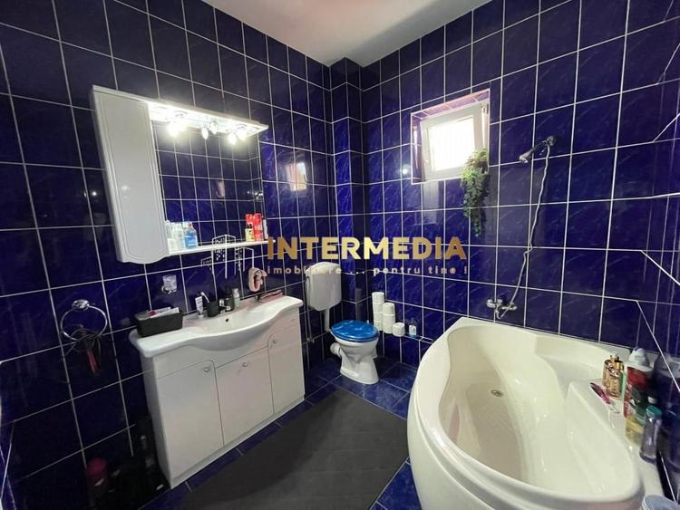 Casă individuală cu 8 camere cu Canalizare în Cetate