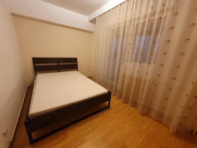Apartament cu 3 camere semidecomandat în Olteniței