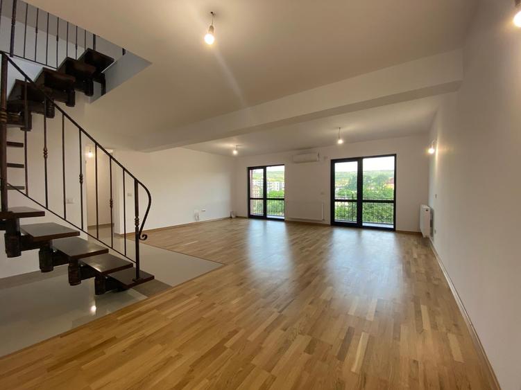 Apartament cu 3 camere decomandat, mobilat în Bucium