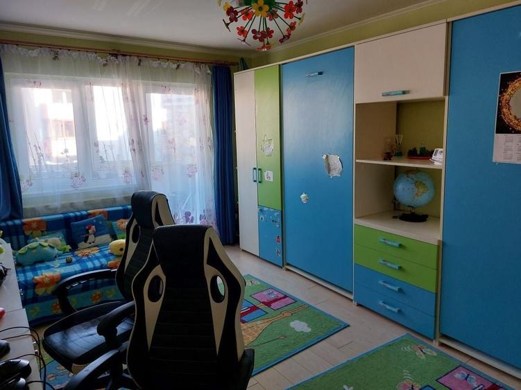 Apartament cu 4 camere decomandat, mobilat în Plopilor