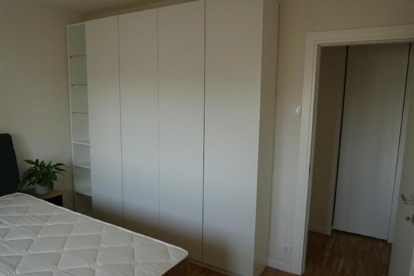 Apartament cu 4 camere semidecomandat, mobilat în Victoriei