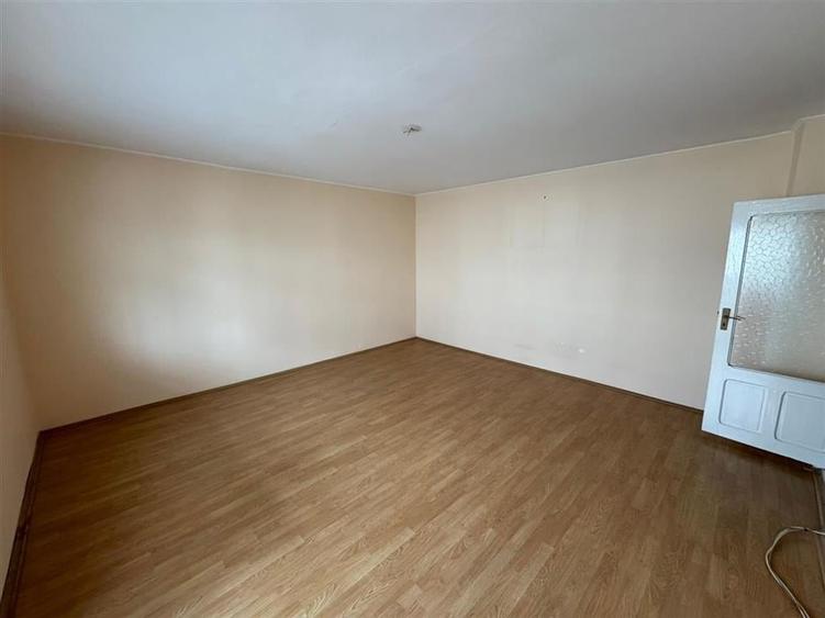 Apartament cu 3 camere decomandat în Câmpineanca