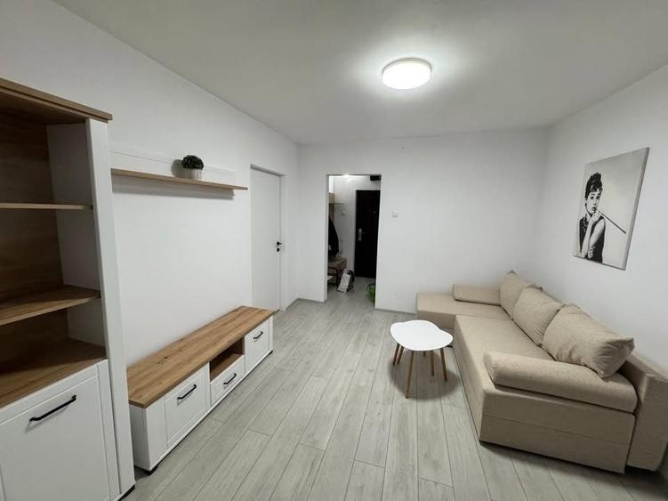 Apartament cu 2 camere semidecomandat în Podu Roș