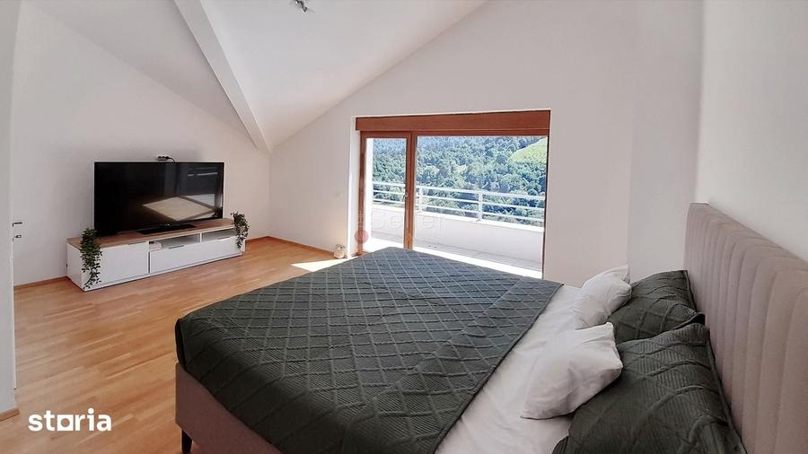 Casă cu 8 camere cu Teren 522 Mp în Schei