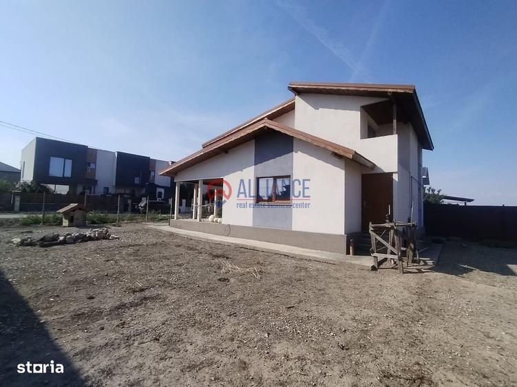 Casă cu 4 camere în Lumina