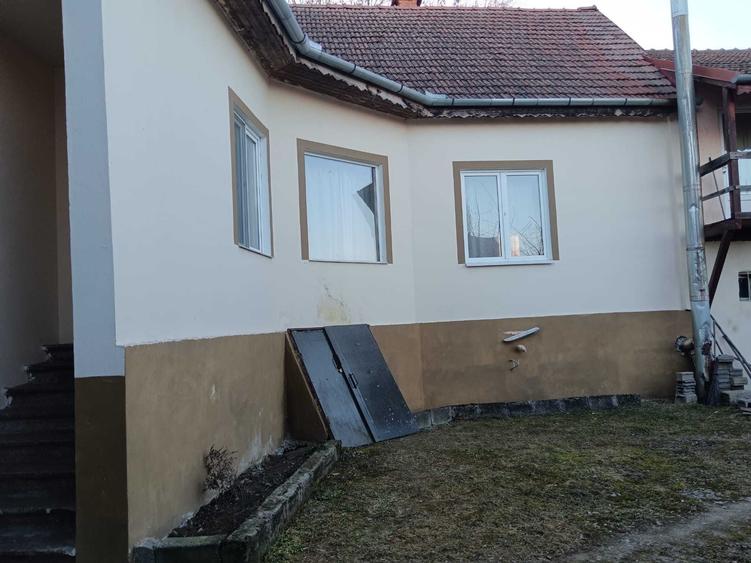 Casă cu 4 camere în Mândra