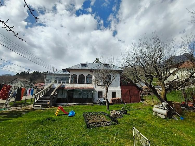 Casă individuală cu 6 camere cu Canalizare în Poiana Țapului
