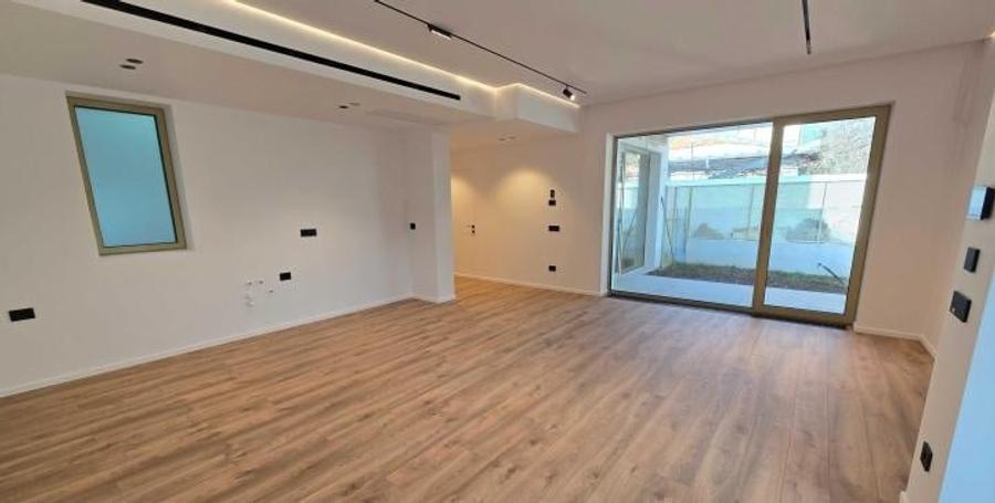 Apartament cu 3 camere semidecomandat în Domenii