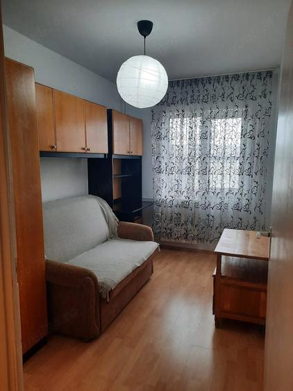 Apartament cu 3 camere decomandat în Malu Roșu