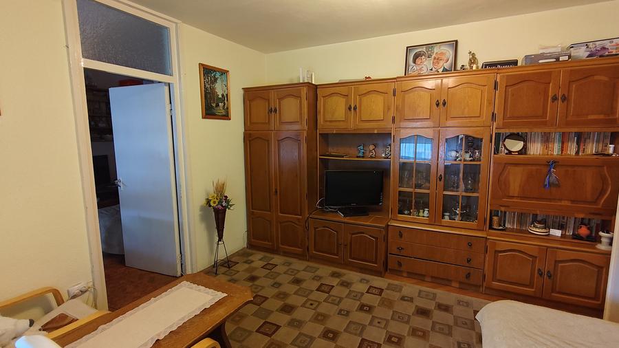 Apartament cu 3 camere semidecomandat, mobilat în Cedonia