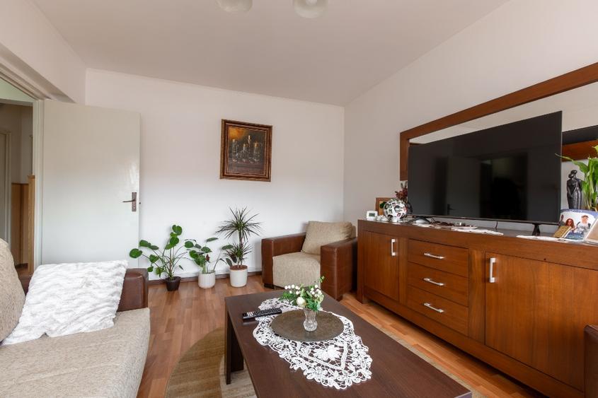 Apartament cu 4 camere decomandat în Vitrometan