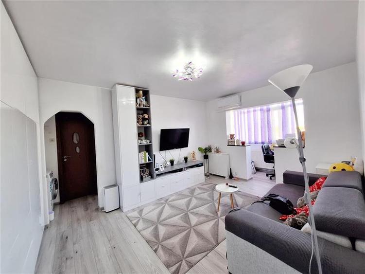 Apartament cu 2 camere semidecomandat în Mioriței