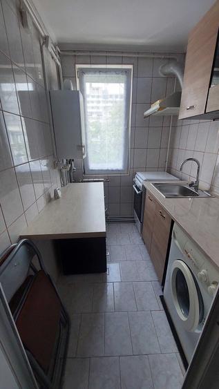 Apartament cu 3 camere semidecomandat în Micro 19