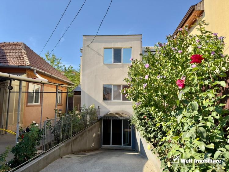 Casă individuală cu 6 camere cu Canalizare în Între Lacuri