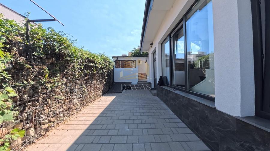Apartament cu 3 camere semidecomandat, mobilat în Între Lacuri