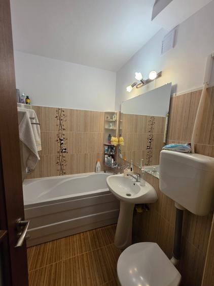 Apartament cu 4 camere semidecomandat în Tomis Nord