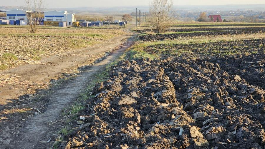 Teren agricol extravilan de 6100 mp, în Stroiești