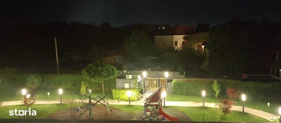 Apartament cu 3 camere semidecomandat, mobilat în Băneasa
