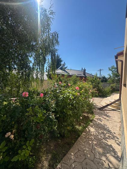 Casă cu 8 camere cu Garaj în Poienarii Burchii