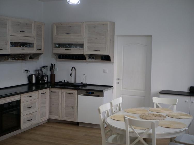 Casă cu 4 camere decomandat în Râu de Mori