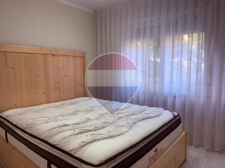 Apartament cu 3 camere semidecomandat, mobilat în Central