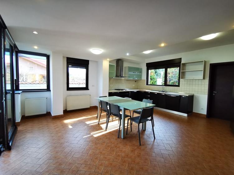 Duplex cu 5 camere cu Canalizare în Iancu Nicolae