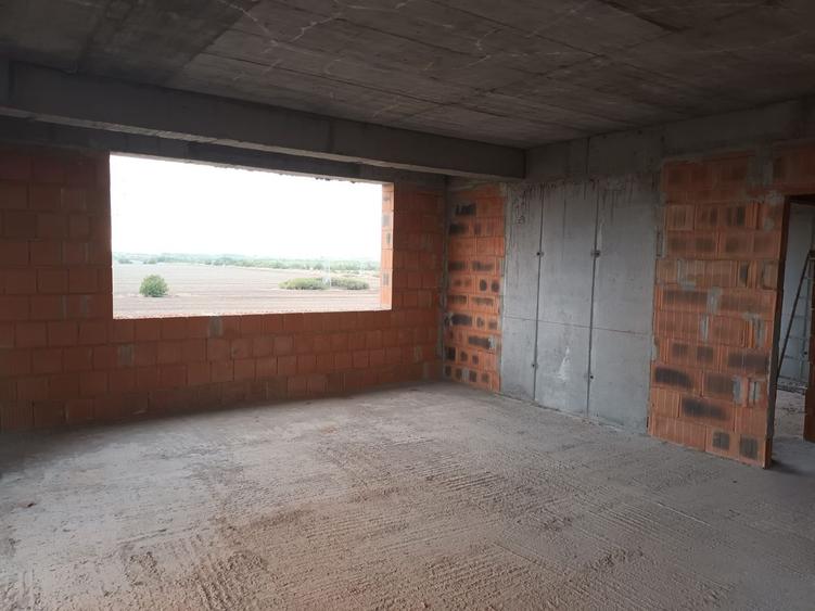 Apartament cu 4 camere decomandat în Berceni
