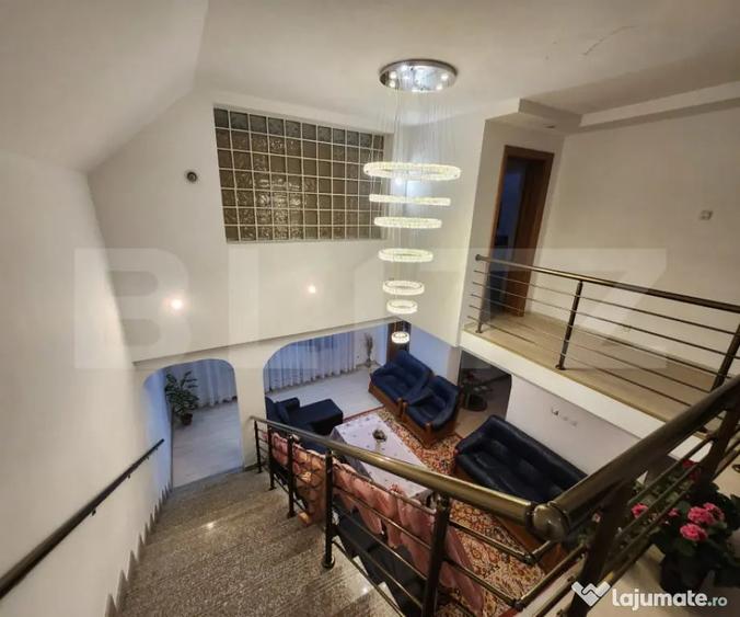 Casă cu 9 camere cu Teren 1500 Mp în Criș