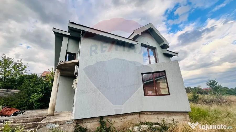 Casă cu 4 camere cu Teren 300 Mp în Hidiș