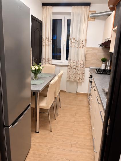 Apartament cu 3 camere semidecomandat în Dorobanți
