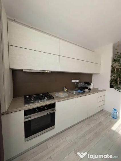 Apartament cu 3 camere semidecomandat în Florești