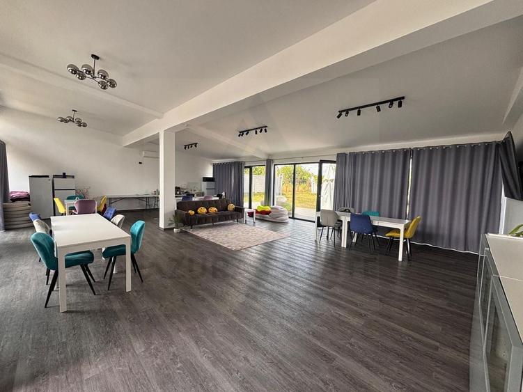 Casă individuală cu 10 camere cu Canalizare în Central