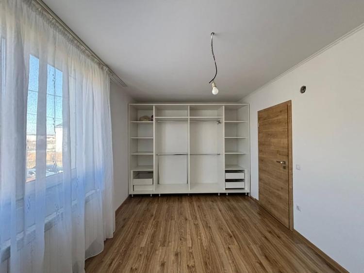 Duplex cu 4 camere cu Canalizare în Est