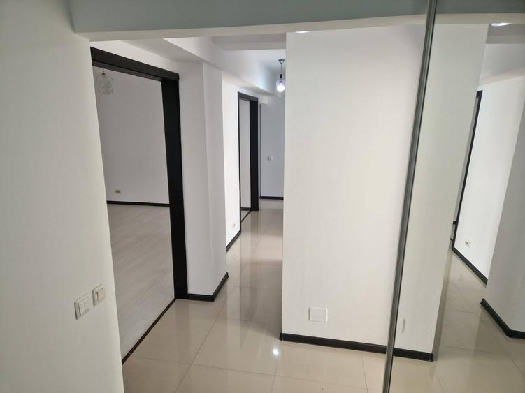 Apartament cu 3 camere decomandat în Titan