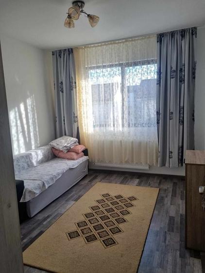 Apartament cu 3 camere decomandat în Roșu