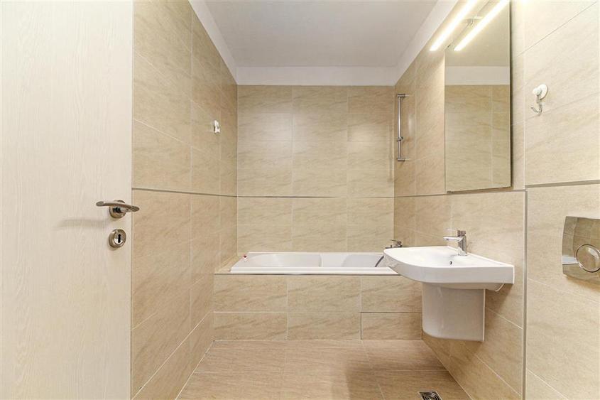 Apartament cu 3 camere semidecomandat, mobilat în Bună Ziua