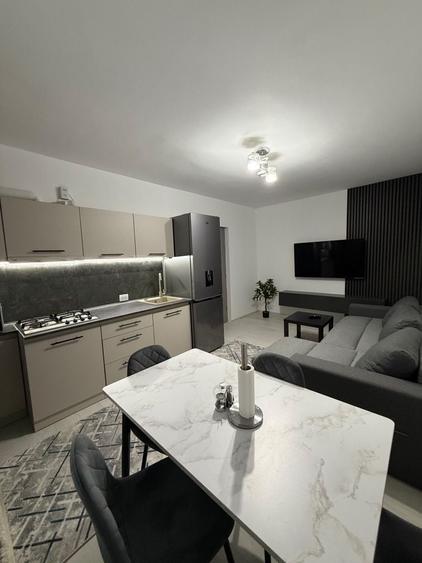 Apartament cu 3 camere decomandat în Micro 6