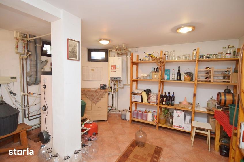 Casă cu 6 camere cu Teren 1081 Mp în Central