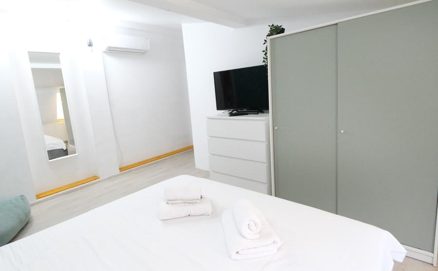 Apartament cu 4 camere decomandat în Mitropolie