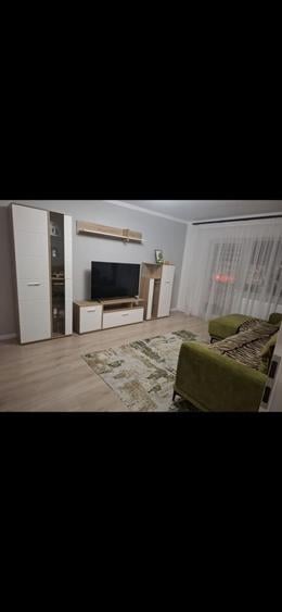 Apartament cu 3 camere decomandat în Calea București