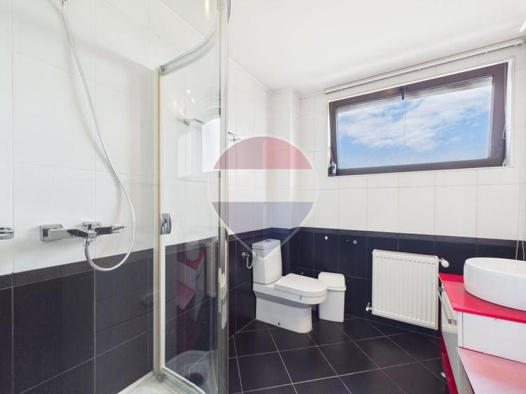 Apartament cu 6 camere decomandat în Sisești