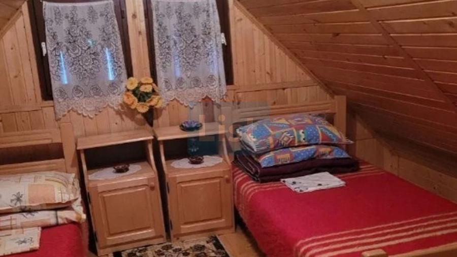 Casă cu 5 camere cu Teren 2000 Mp în Răstolița