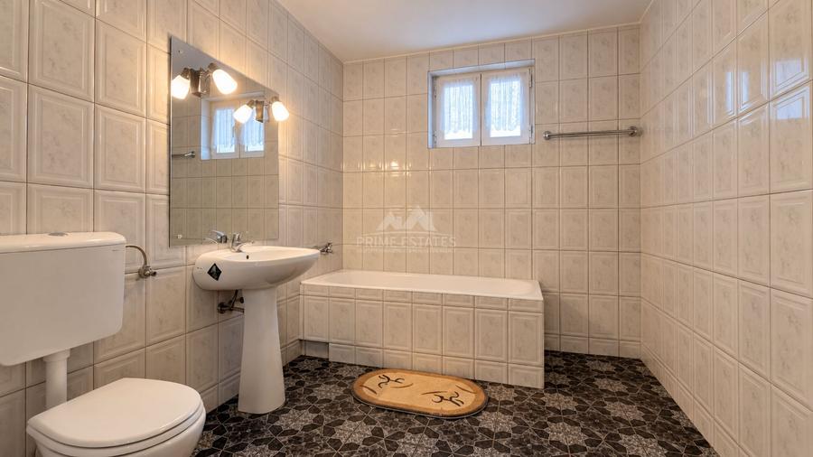 Casă individuală cu 4 camere cu Canalizare în Colentina
