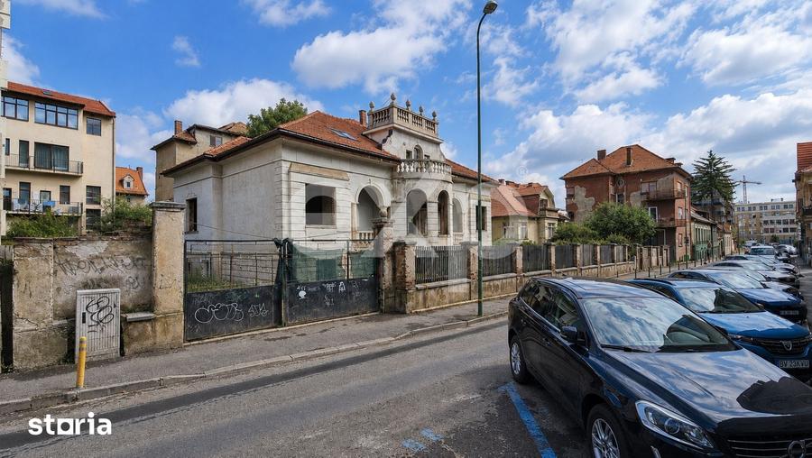 Casă cu 9 camere cu Teren 1048 Mp în Central