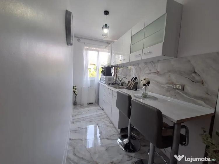 Apartament cu 3 camere semidecomandat în Central