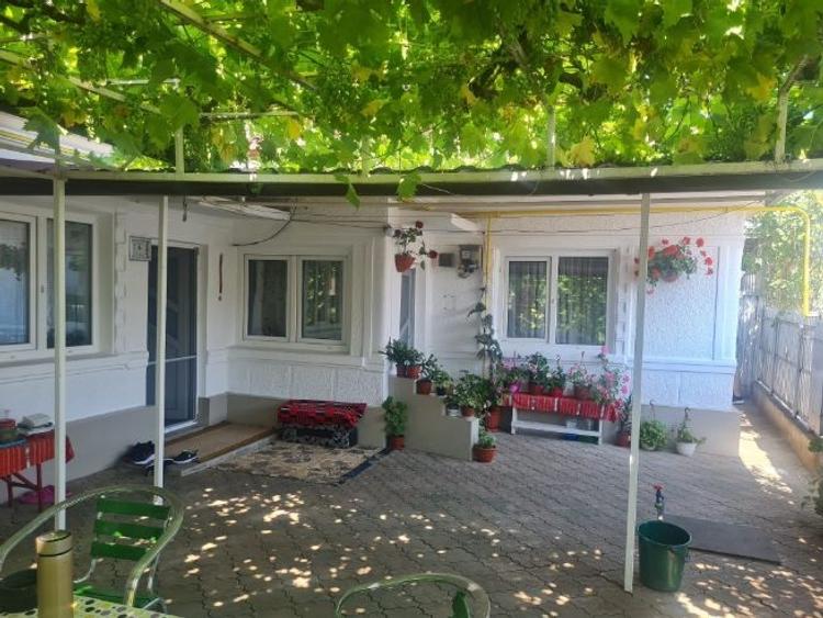 Casă cu 3 camere în Central-Piață - 1
