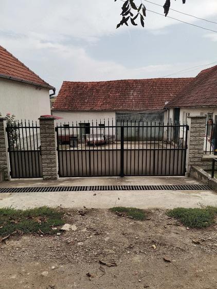 Casă cu Teren 8000 Mp în Turmaș